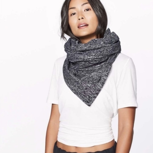 LULULEMON vinsaya scarf WrapRunning Luon Suited Jacquard Black White / Black - Picture 1 of 10